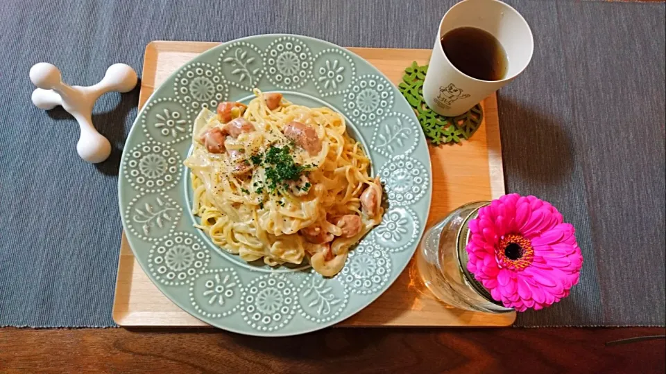 ウインナーと玉ねぎのクリームパスタ|おむすびさん