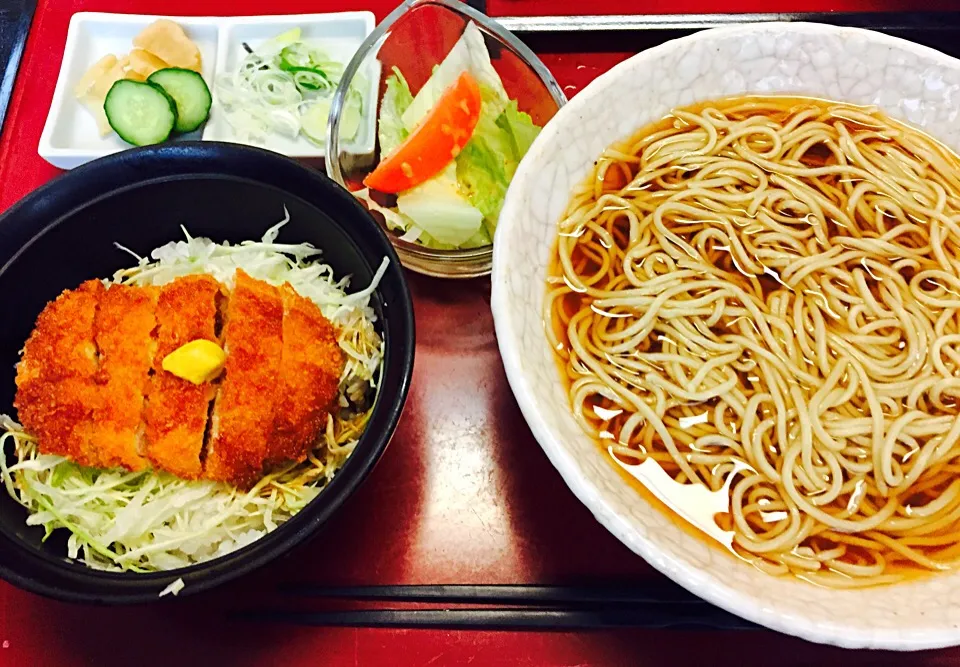 上司のごちそうランチ🍴
カツ丼とかけ蕎麦セット🐖🍜|ももこさん