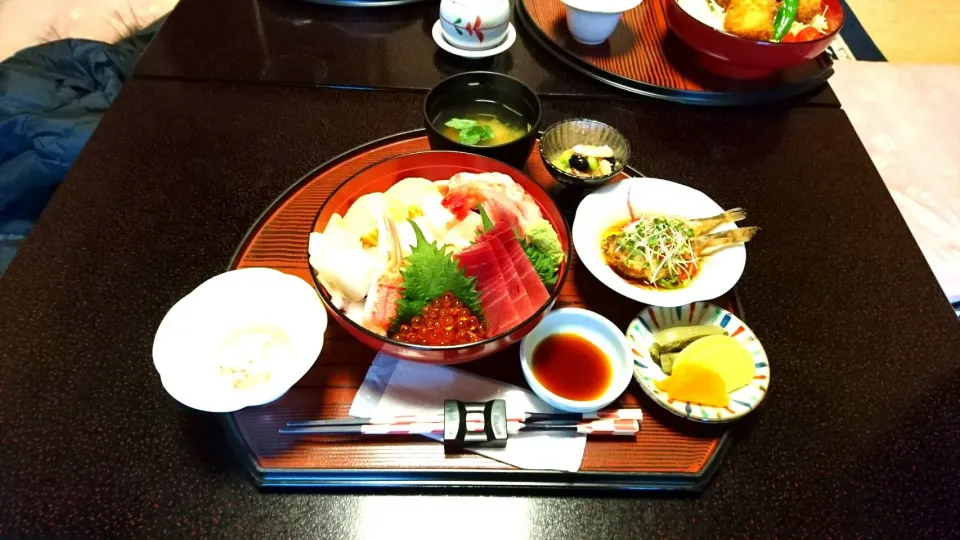 温泉宿で海鮮丼😌♨🍶|✿えれ✿さん