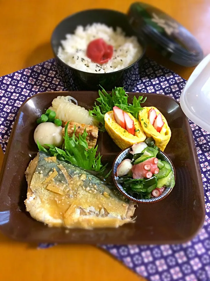 ジジ弁当🎶
鯖の味噌煮
わかめとタコの酢の物
里芋煮物
卵焼きポケット|BooBooさん