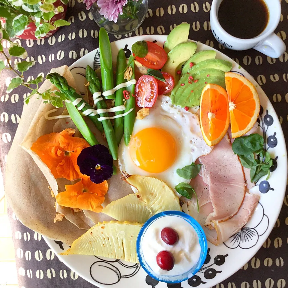 春野菜のガレット
ガレット焼いて
アスパラ、筍、食用花🌼で
春欄間✨プレート出来上がりました
キラッキラッの陽射しが
眩しいです|ゆかモンさん