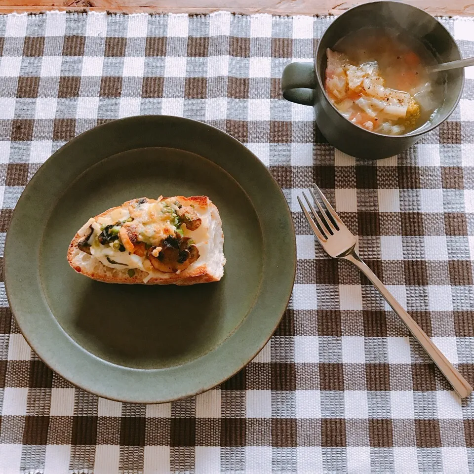 野菜スープと春菊の茎、マッシュルームのオープンサンド|Ryokoさん