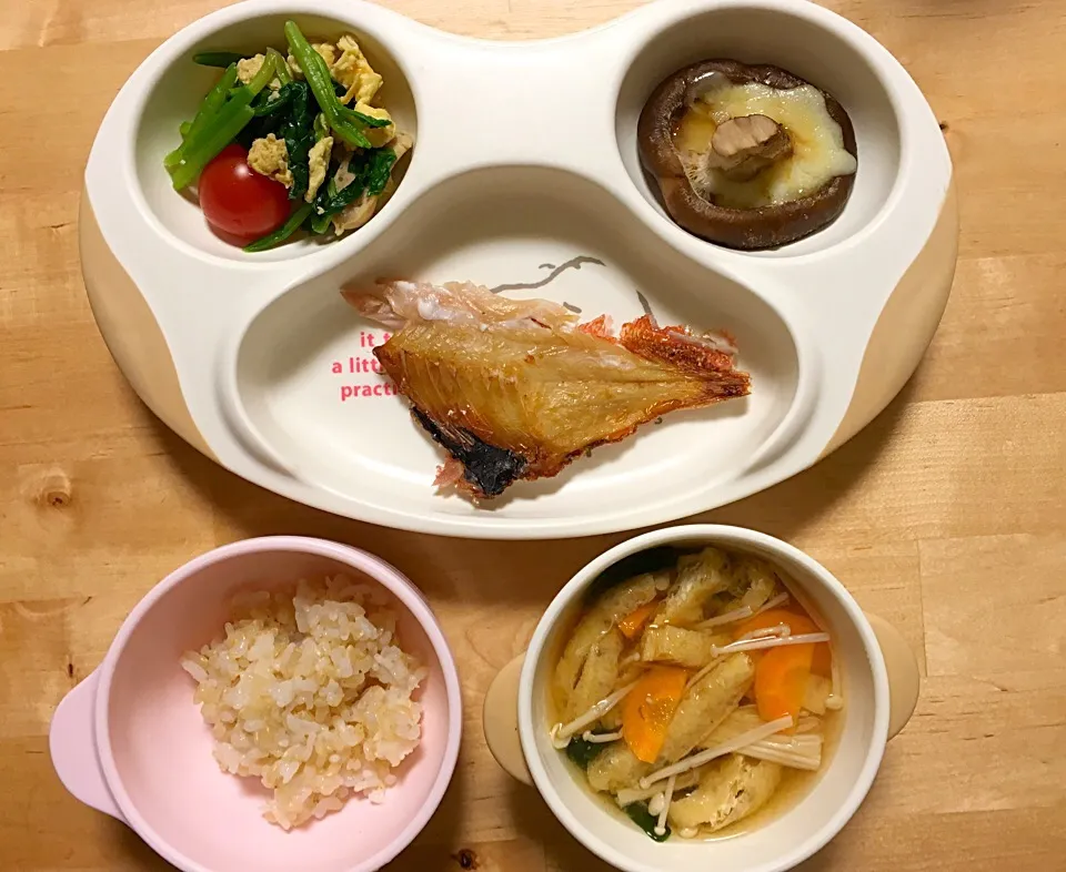 ほうれん草とたまご炒め、椎茸トースト、焼き魚（金目鯛）、ごはん、お味噌汁|つきこさん