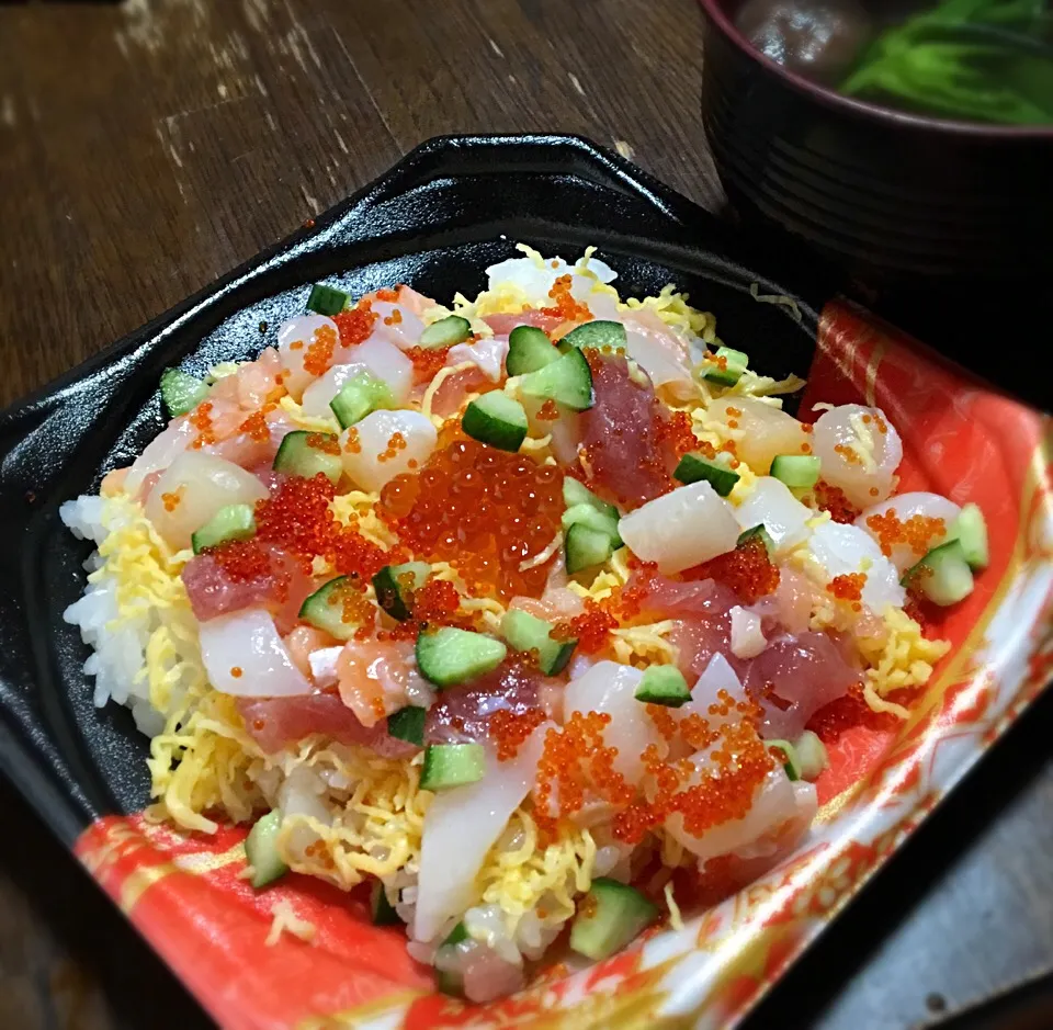 昼ごはん  海鮮ちらし寿司398円  菜花と椎茸の吸い物|ぽんたさん