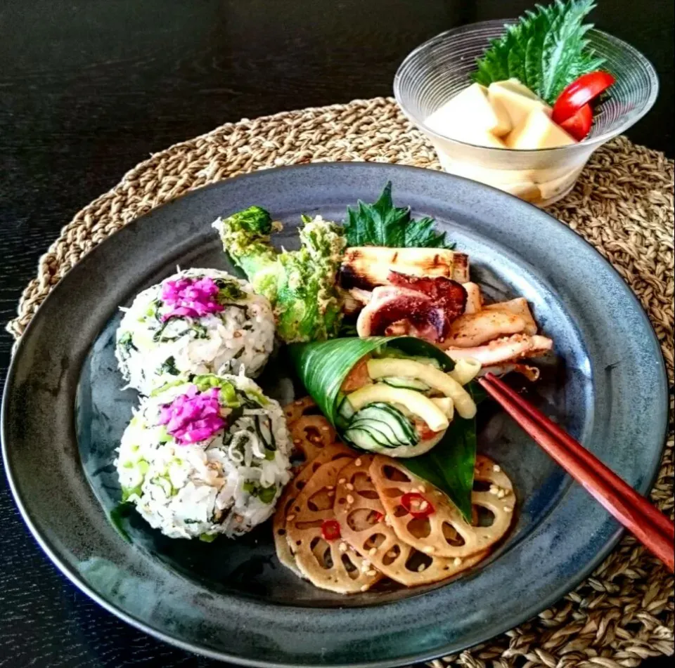 イカの明太子一夜干しと蓮根のキンピラに高菜とじゃこのおにぎりで昼ごはん🎶|mizuu_plusさん