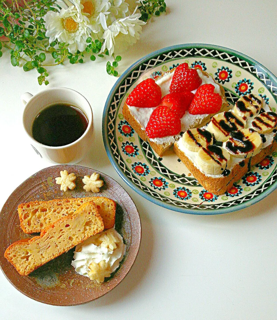 Snapdishの料理写真:Banana breads #バナナケーキ と#バナナ食パン を焼きました❤ バナナの風味の素朴な味✨  #ハート苺|まめさん