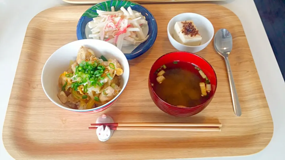 今日の昼食　親子丼、大根サラダ、冷奴、味噌汁|pinknari🐰🌈さん