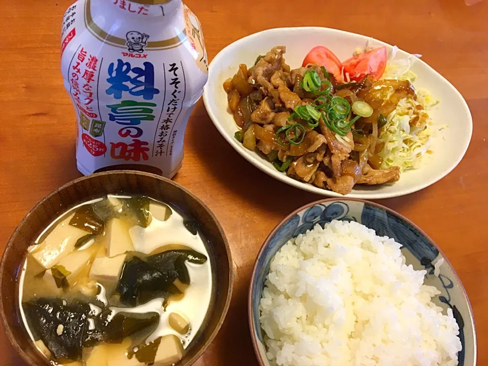 4月1日  お昼ご飯🎶
生姜焼き   キャベセンサラダ  わかめと豆腐の味噌汁❗️|みゆさん