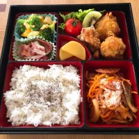 賄い弁当（唐揚げ、スパゲティ、ブロッコリーと卵のからしマヨサラダ、ミニトマト）、お花見だんご|スコネコさん