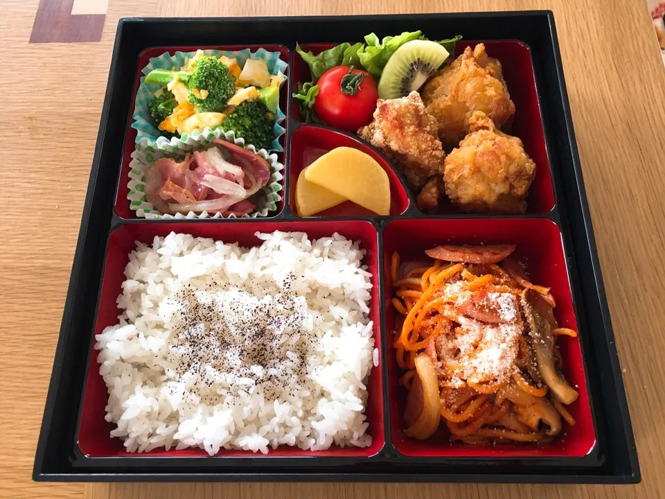 賄い弁当（唐揚げ、スパゲティ、ブロッコリーと卵のからしマヨサラダ、ミニトマト）、お花見だんご|スコネコさん