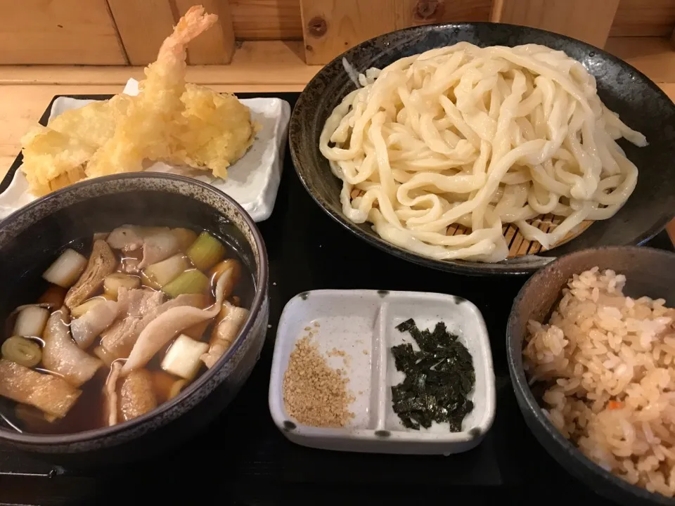 武蔵野うどん初体験。コシが強くて乱切りの無骨な麺にはツユがよく絡む。|たけうちさん