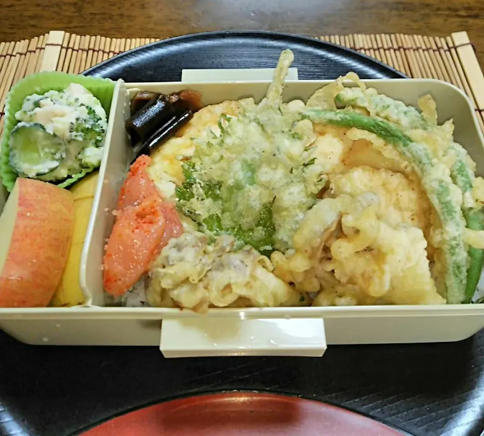 Snapdishの料理写真:旦那夜勤弁当🍱
    とり しめじ 大葉 いんげん天丼|miimiさん