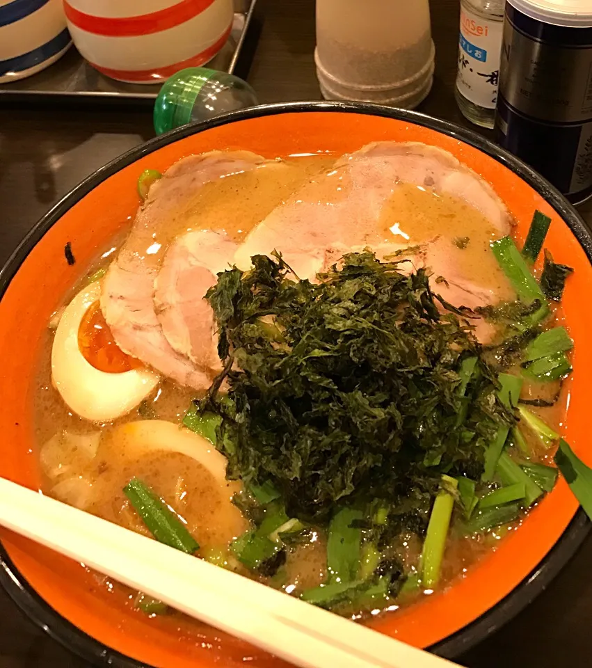 横浜家系ラーメン〇〇家
私の職場
和だし豚骨、店長から特別にチャーシュー盛り。|シュトママさん