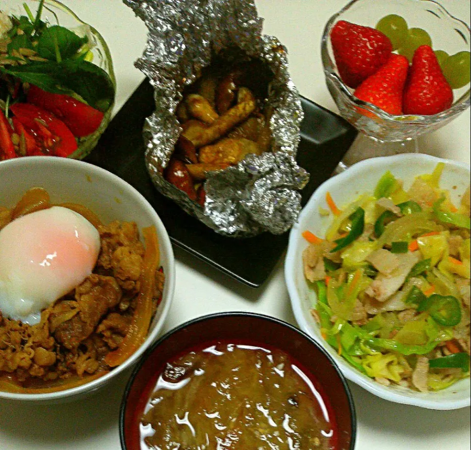 Our daily dinner 🍴 #飛騨 ビック#なめこ の#ホイル焼き #ピリ辛醤油味 #牛丼 #味噌汁 #野菜炒め #フルーツ|まめさん