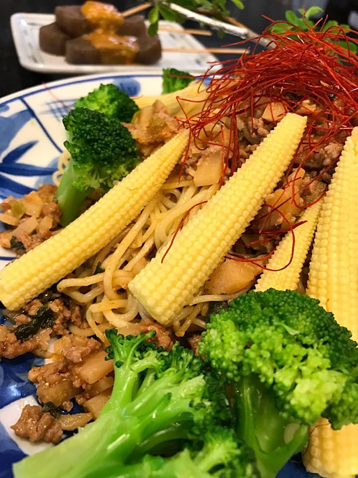 Snapdishの料理写真:残り物同志
肉みそパスタ
生ヤングコーン添えて🌽|シュトママさん