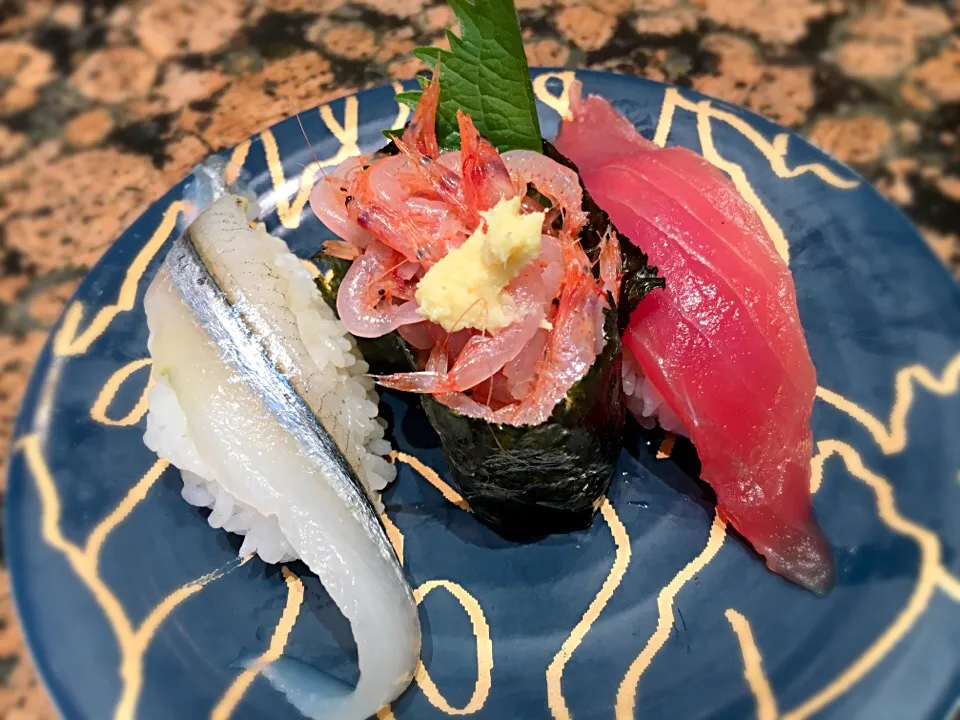 春の３貫盛り🍣 ・ぶえんかつお（枕崎産） ・桜海老軍艦（駿河湾産） ・さより|ゆうじ.さん