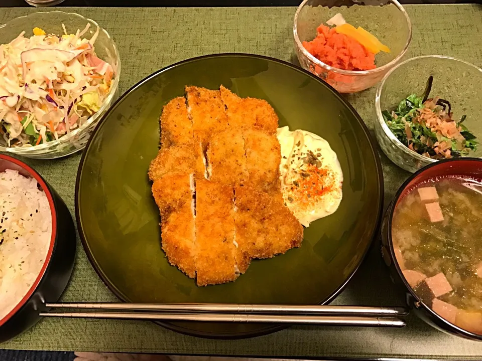 メカジキのフライ定食‼️
明太子、ワカメマヨサラダ、
アオサ味噌汁とシーザーサラダ！|島ちゃんさん