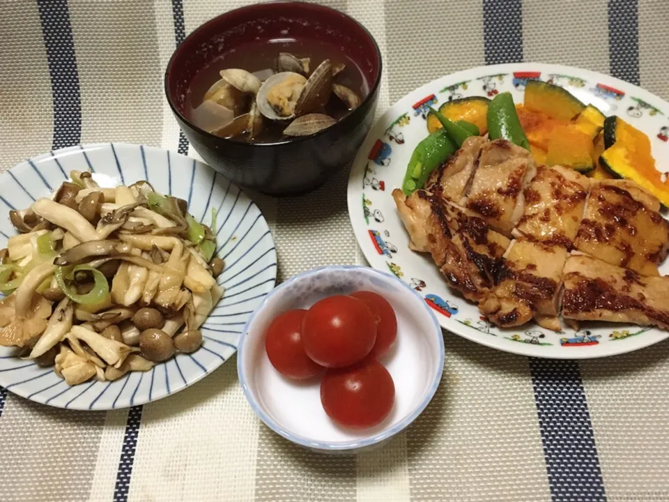 あさりのお味噌汁・味噌漬け鶏のソテー・ミニトマト・きのこの焼きびたし|美也子さん