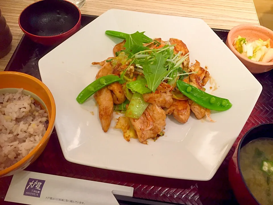 Snapdishの料理写真:桜えび香る胡桃タレの鶏むね肉と野菜炒め定食|satoeさん