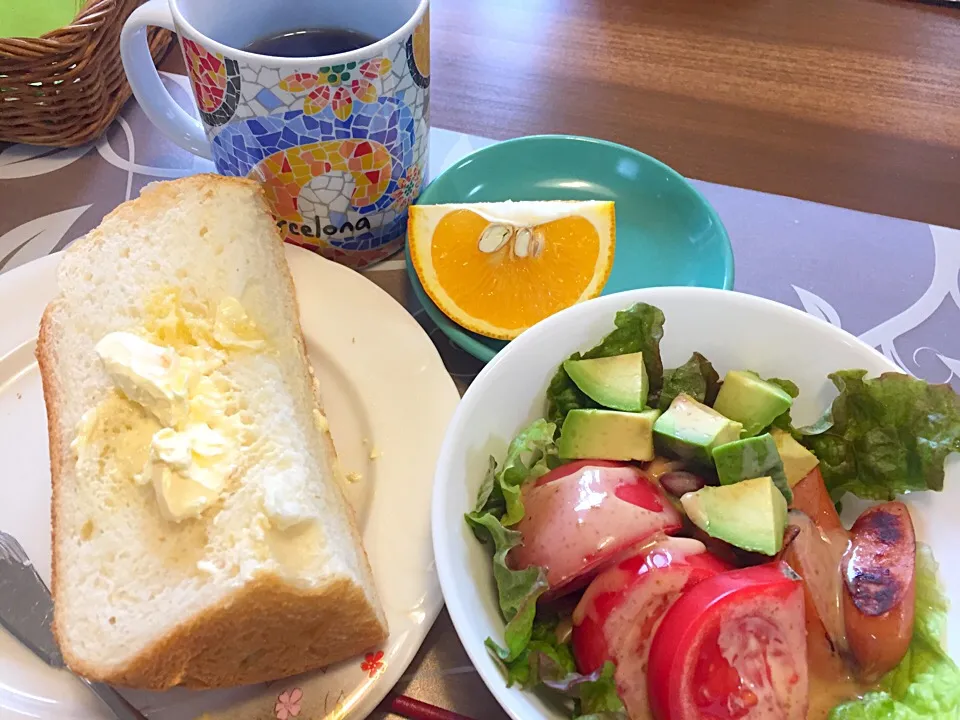 日曜日の朝ごはん
焼き立てパンドミー
アボカドトマト豆三種ウインナーレタスのサラダ、甘夏、コーヒー|かよちゃんさん