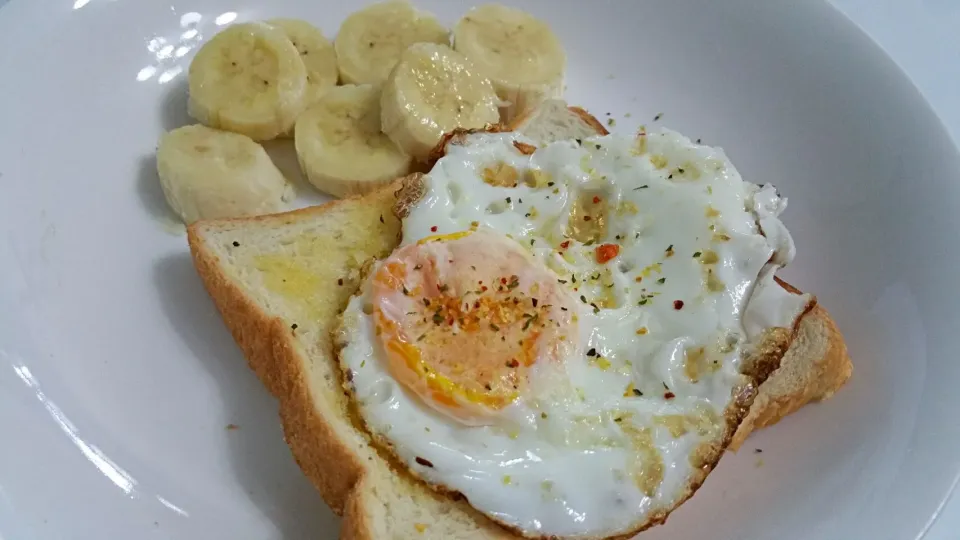 Olive oil fried egg with garlic & onion spice blend on butter toast + 1 medium banana 😍|🌷lynnlicious🌷さん