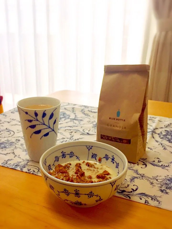 San FranciscoでBlue Bottle Coffeeのグラノーラを買って来たので朝食に
あま〜い！！
#bluebottlecoffee #granola #breakfast st|hidejetさん