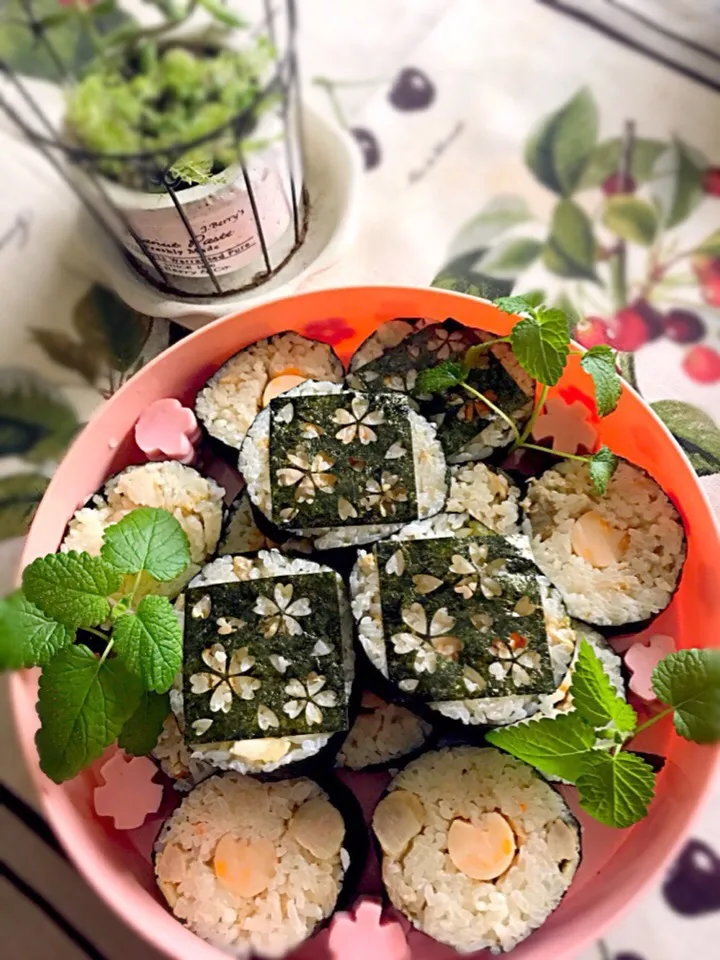 鶏肉の炊き込みご飯でお花見🌸海苔巻き|minipicnicさん