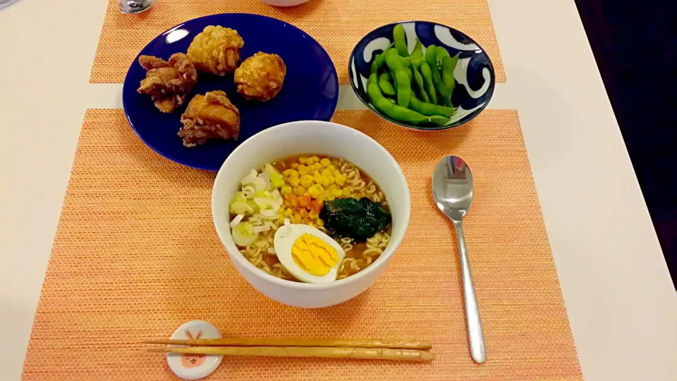 今日の夕食　サッポロ一番味噌ラーメン、市販のからあげ、枝豆|pinknari🐰🌈さん