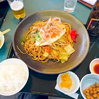 ゴルフ場での昼食
焼そば2玉、3玉まで、同じ料金でいける(^-^)
サラダバーも無料、食べ過ぎでした(*_*)|$たけ$さん