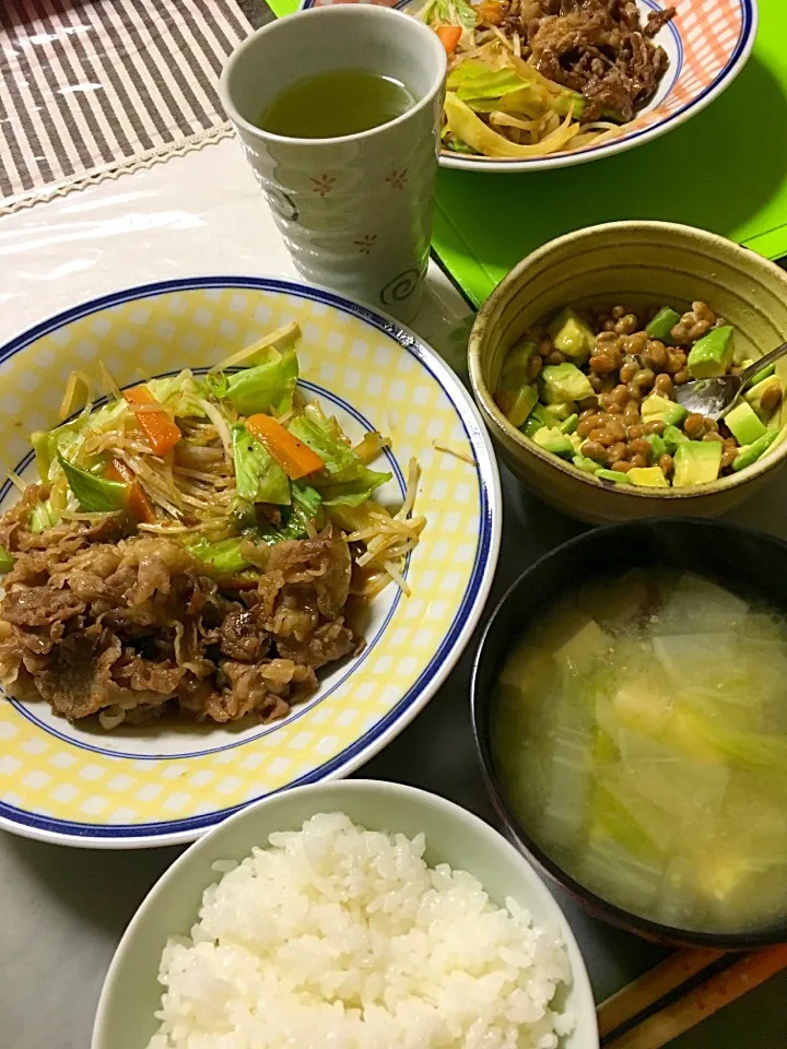 肉野菜炒め、アボカド納豆、大根と玉ねぎと白菜と椎茸と豆腐の味噌汁(*^ω^*)|ライムさん