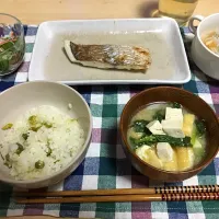 豆ごはん
真鯛のグリル
味噌汁(かき菜、あげ、豆腐)
小松菜とカニカマのおひたし
大根おろし|みなと未来★さん