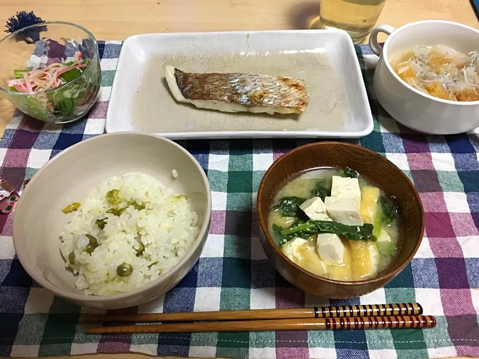 Snapdishの料理写真:豆ごはん
真鯛のグリル
味噌汁(かき菜、あげ、豆腐)
小松菜とカニカマのおひたし
大根おろし|みなと未来★さん