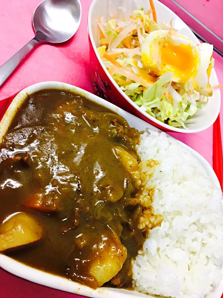 昨日の残りカレー＆半熟タマゴサラダ|あみさん