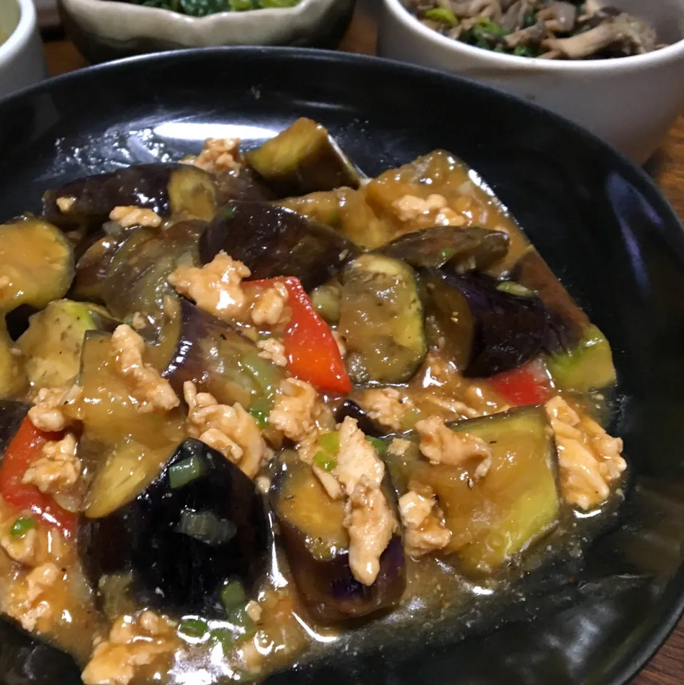 晩ごはん  和風麻婆茄子🍆  キノコ🍄とほうれん草のバター醤油和え  菜花の芥子和え けんちん汁 雑穀ごはん|ぽんたさん