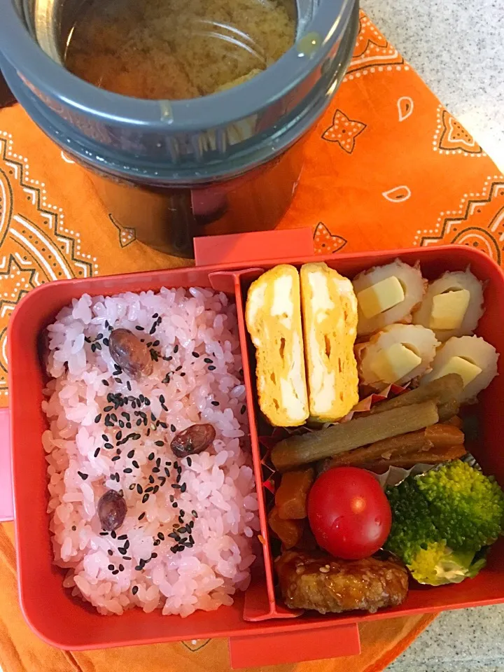 Snapdishの料理写真:☆4/3今日のお弁当☆〜義実家からの頂き物の赤飯ときんぴら入り。だし巻き卵、ちくわチーズ、ブロッコリー、トマト〜|Satokoさん