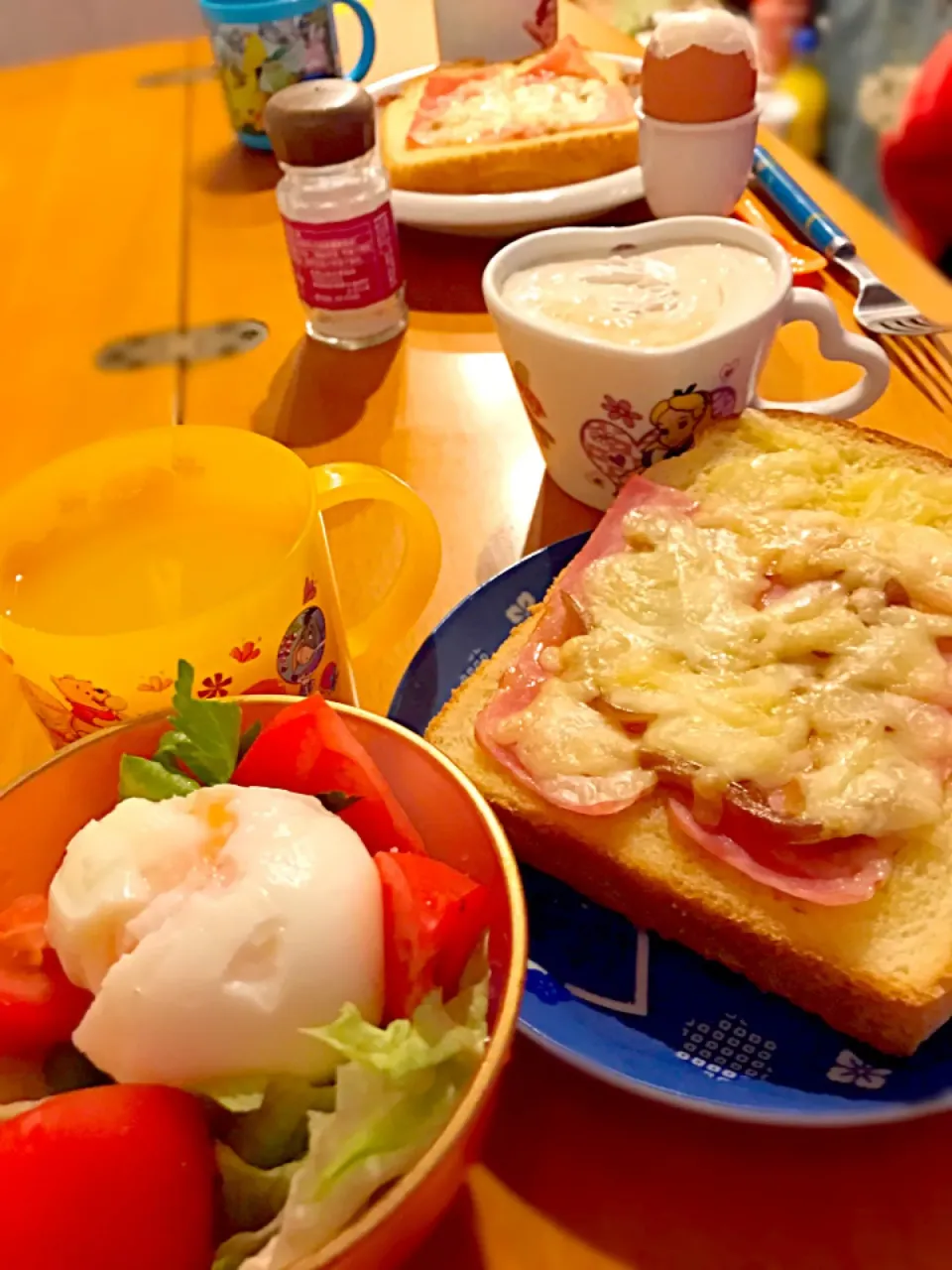 ベーコンチーズトースト🥓🧀玉ねぎの醤油漬けのせ  レタスセロリトマトのサラダ🥗  半熟玉子🐣  ウインナコーヒー☕️  オレンジジュース🍹|ch＊K*∀o(^^*)♪さん