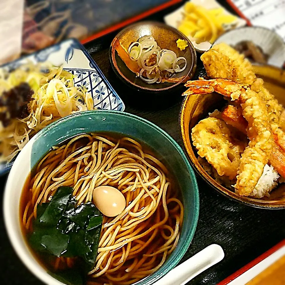 Snapdishの料理写真:ネギ蕎麦＋ミニ天丼～v(^o^) @五楽亭|たかたかさん