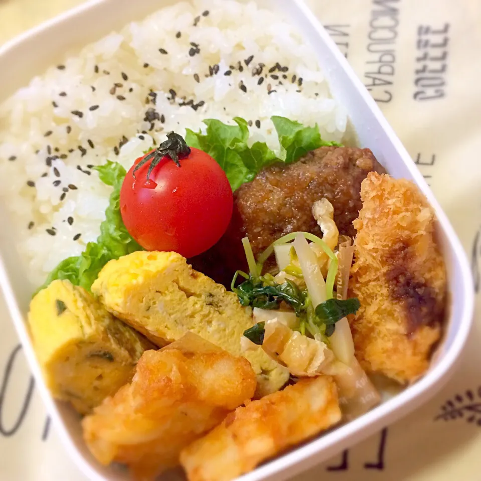 2017,04,03今日のお弁当
#マイ弁当 #常備菜 #おろしハンバーグ #ハッシュドポテト##三つ葉入り卵焼き #豆苗とたけのこ煮浸し #小さなエビフライ|Marimo styleさん