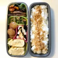 Snapdishの料理写真:お弁当#ほうれん草のお浸し #お弁当 #玉こんにゃく #出汁巻き卵 #トンテキ #かぼちゃのソテー#ゴマの代用#アーモンド|Fumiko  Uenoさん