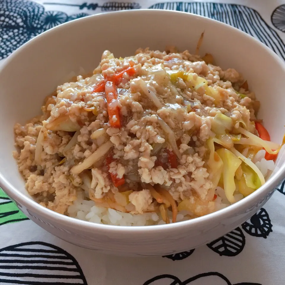 Snapdishの料理写真:ごま油香るピリ辛野菜炒め～鳥の餡掛け丼|saaaasanさん