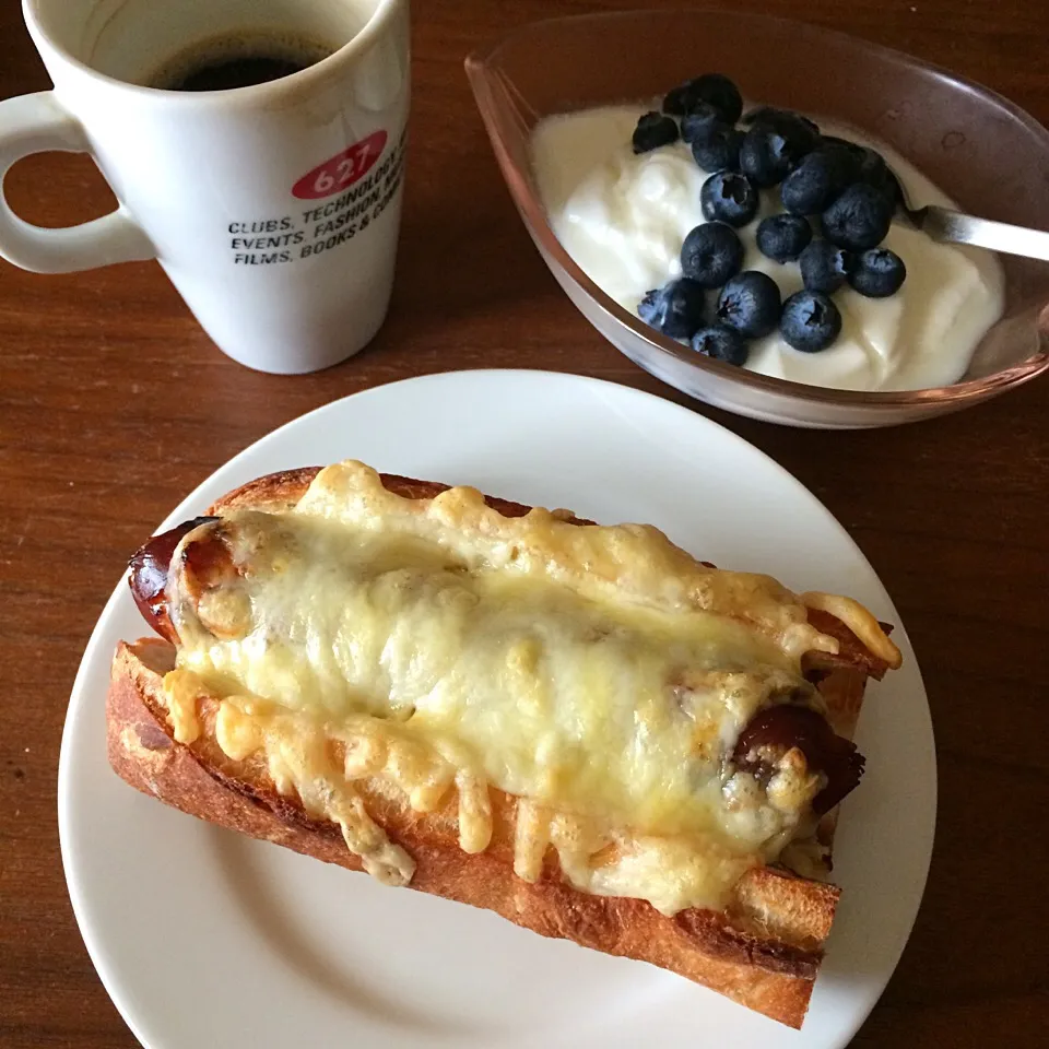 ジョンソンビルのチョリソとアンテンドウのバゲットバトンでスパイシーチーズホットドッグ🌭|マユマユさん