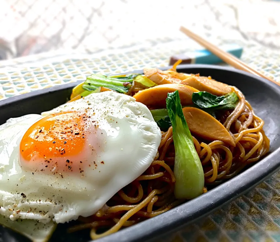 昼ごはん  オイスターソース焼きそば目玉乗せ|砂雪さん