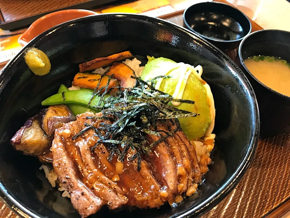 アボカドステーキ丼|ユカリさん