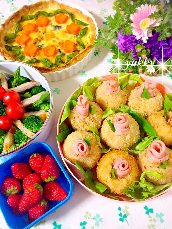 🍀ほうれん草とベーコンの花畑キッシュ 🍀薔薇のチキンライスコロッケ 🍀蓮根はさみ揚げ入りグリーンサラダ 🍀イチゴ|ゆっきー♪さん