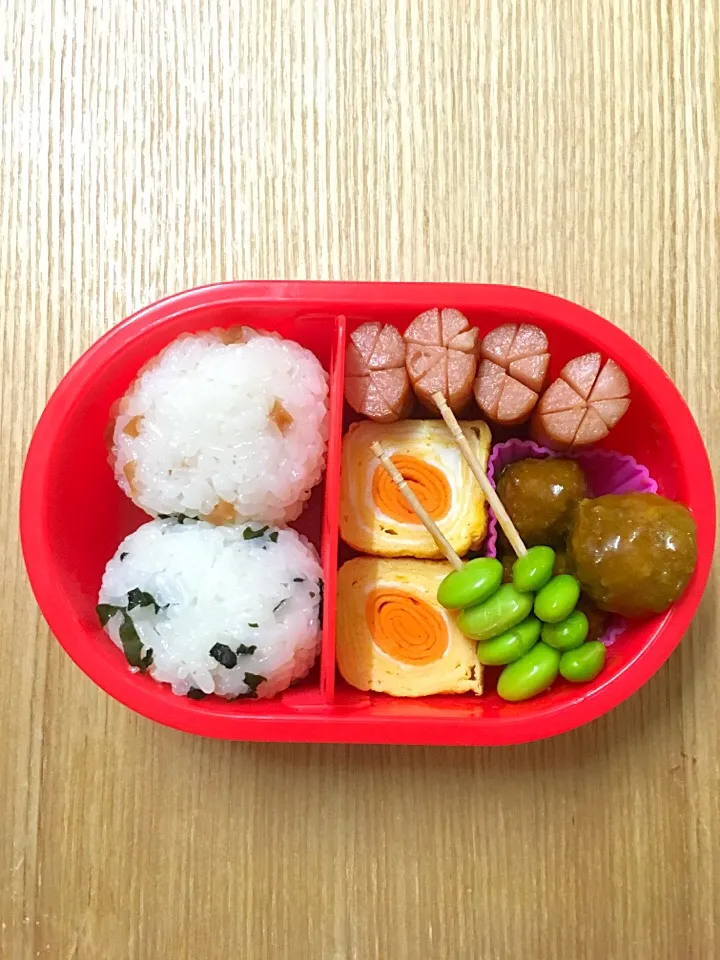 #ムスメ弁当 #ムスメご飯 

カレーミートボール、卵焼き、ソーセージ、枝豆、おにぎり（干し梅・わかめ）|mossan＠OSAKAさん