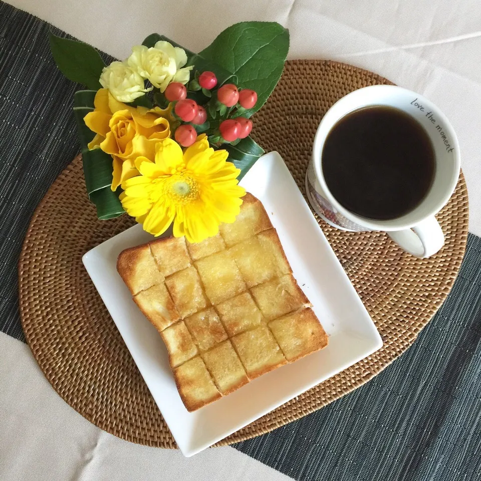 Snapdishの料理写真:4/3❤︎メープルシロップバター厚切りトースト❤︎
今日は夜お仕事なので私だけ軽食です✨|Makinsさん