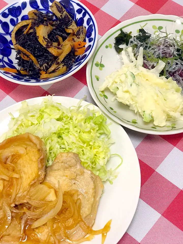 Snapdishの料理写真:生姜焼き❣️ひじきの煮物❣️新玉ねぎのポテトサラダ、海藻添え|☆光るさん