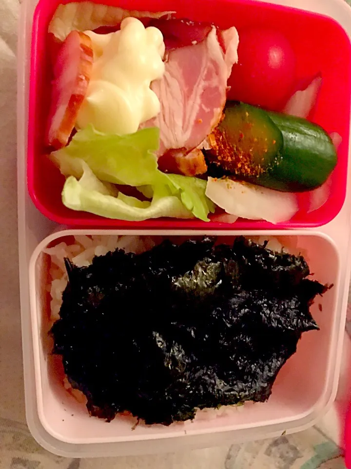 パパお弁当🍱😋  焼豚  レタス  トマト  大根の漬物  きゅうりの糠漬け  しらす海苔弁|ch＊K*∀o(^^*)♪さん