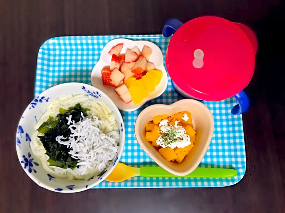 Snapdishの料理写真:4/3❁息子離乳食dinner🍴
しらすわかめうどん🐟
かぼちゃチーズ🧀🎃
いちご🍓黄桃🍑|つんさん