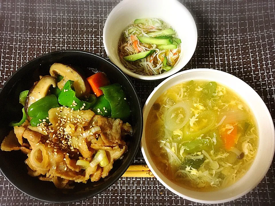 野菜炒め添えの十勝豚丼、中華とろみスープ、もずくきゅうり🥒💕|くろねこっく🐈‍⬛さん